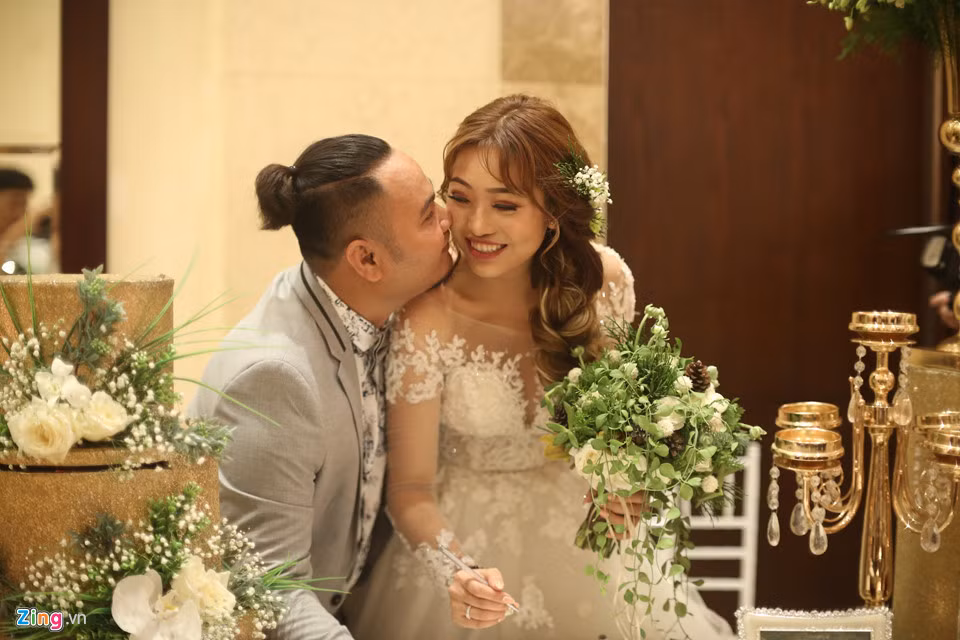 Tối 4/12, lễ cưới của Vinh Râu FAPtv và ca sĩ Lương Minh Trang diễn ra tại TP.HCM trong sự chúc phúc của bạn bè, người thân và người hâm mộ.