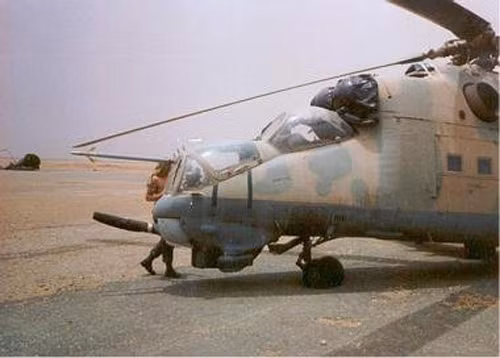 Cơ hội cuối cùng đã đến khi CIA phát hiện một chiếc trực thăng Mi-25 (phiên bản xuất khẩu của Mi-24) bị Libya bỏ lại trong lãnh thổ Chad năm 1987. Trong lịch sử, Libya và Chad có mối quan hệ phức tạp và căng thẳng xoay quanh việc các nhóm phiến quân Libya hoạt động chống lại Chính phủ Chad. Trong ảnh là chiếc Mi-25 bị bỏ quên ở Chad.