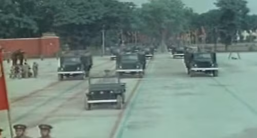 Trước khi xe tăng xuất hiện, loa phóng thanh giới thiệu tính năng của xe tăng là “lô cốt” thép di động, sức cơ động cao, vượt được mọi chướng ngại vật, hỏa lực mạnh... nhưng cũng bị bộ đội ta bắt làm tù binh cùng tướng De Castries.