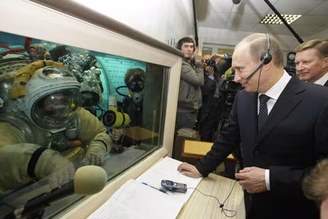Ông Putin khi đó là Thủ tướng, đến thăm một cơ sở đào tạo trong môi trường không trọng lượng thuộc trung tâm đào tạo phi hành gia Gagarin ngày 6/4/2010.