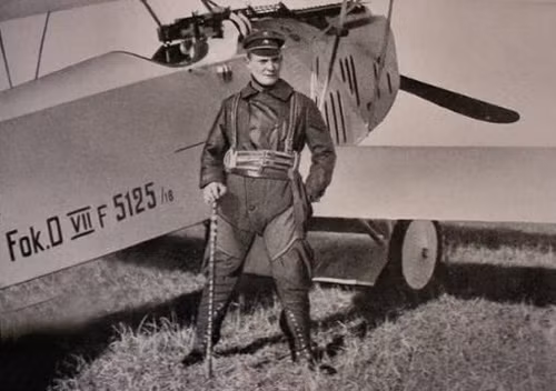 Trong khi đó, Tư lệnh Không quân Đức thời điểm đó là Hermann Göring sau này đổ lỗi rằng ông ta đã không biết gì về điều này: “Thật là ngu ngốc khi yêu cầu một chiếc máy bay ném bom 4 động cơ phải bổ nhào. Nếu tôi được cho biết về điều này trong một khoảnh khắc, tôi đã trả lời: Đó là ý nghĩ vô nghĩa gì vậy?”. Trong ảnh là Hermann Göring.
