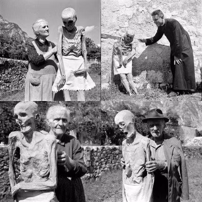 Mọi người chụp ảnh cùng các xác ướp ở Venzone, Italy vào những năm 1950.