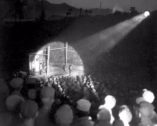 Ca sỹ Elton Britt biểu diễn tại một đơn vị ở Hongchon, Hàn Quốc, tháng 6/1951.