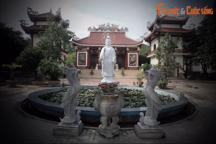 Đến năm 1732, chúa Nguyễn Phúc Chú khen Mộc Y Sơn Ông là bậc chân tu, sai trùng tu Dũng Tuyền tự và đặt tên chùa là Linh Phong, ban cho ông pháp hiệu Tịnh Giác Thiện Trì đại lão thiền sư.