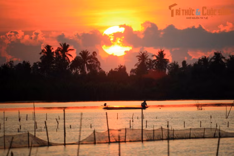  9. Đầm Thị Tường (Cà Mau). Nằm giữa hai huyện Phú Tân và Trần Văn Thời của tỉnh Cà Mau, Đầm Thị Tường trải rộng gần 2 km và dài hơn 10 km, được mệnh danh là "biển Hồ giữa đồng bằng" của mảnh đất Nam Bộ. Phong cảnh nơi đây đặc biệt hấp dẫn vào buổi bình minh và chiều tà.