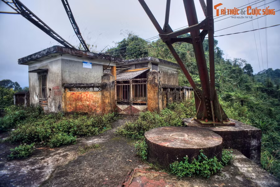 Đài tiếp sóng truyền hình Quản Bạ nằm cách thành phố Hà Giang 47 km, là điểm dừng chân quen thuộc của giới "phượt thủ" trên Quốc lộ 4C. Từ mặt đường lên địa điểm này phải leo qua vài chục bậc thang xây trên sườn núi.
