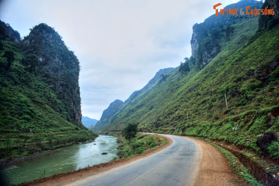Đến địa phận xã Cán Tỷ (huyện Quản Bạ, cách TP Hà Giang 70 km), Quốc lộ 4C chạy men theo bờ sông Miện, một phụ lưu của sông Lô. Khu vực này còn được gọi là hẻm vực sông Miện vì hai bên là những vách núi đá dựng đứng.