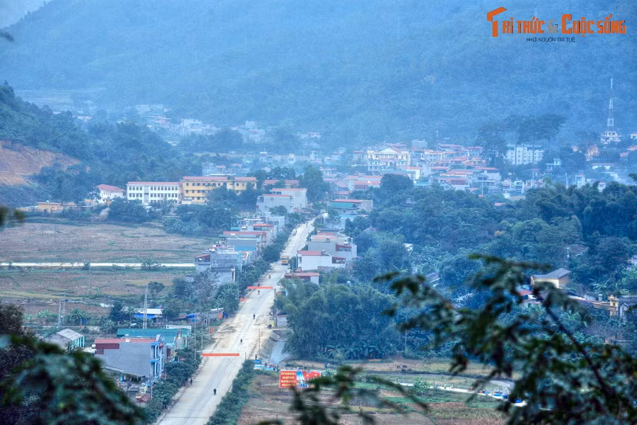 Toàn cảnh thị trấn Yên Minh, huyện lỵ của huyện Yên Minh, nhìn từ Quốc lộ 4C. Đến đây đã hoàn thành 2/3 hành trình từ TP Hà Giang đi thị trấn Đồng Văn. Tuy vậy, những điều tuyệt vời nhất vẫn nằm ở phía trước... (Mời quý độc giả đón xem phần 2).