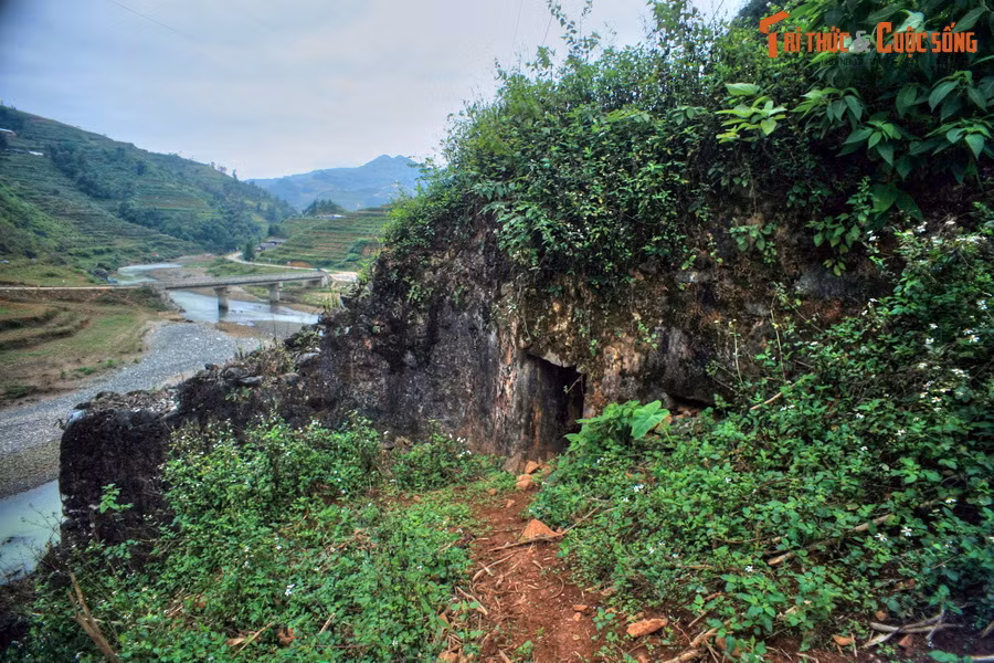 Gồm hai dãy tường thành cắt ngang qua hai bờ sông Miện, thành cổ Cán Tỷ là một công trình quân sự đồ sộ được người Pháp xây dựng vào cuối thế kỷ 19.