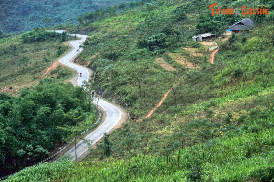 Càng đi, địa hình càng dốc hơn, các con đường trở nên quanh co hơn và dân cư cũng thưa thớt hơn rất nhiều. Đi qua dốc Bắc Sum, cách thành phố Hà Giang 33 km, là đến địa phận huyện Quản Bạ.