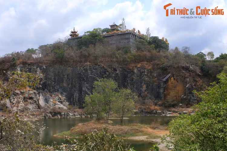  10. Núi Châu Thới (Bình Dương). Núi Châu Thới là khối đá cao 82 mét, nhô lên giữa vùng đồng bằng của thị xã Dĩ An. Trên núi có ngôi chùa hình thành từ thế kỷ 17, là ngôi chùa cổ nhất và nổi tiếng nhất của tỉnh Bình Dương.