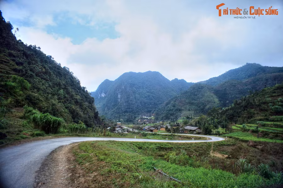 Đi hết Phố Cáo, một thung lũng tuyệt đẹp hiện ra trong tầm mắt. Đó là thung lũng Sủng Là (xã Sủng Là), nơi được cộng đồng du lịch biết đến như một trong những thung lũng đẹp nhất vùng Tây Bắc.