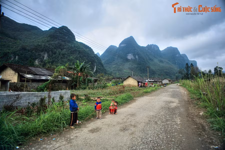 Đi hết dốc Thẩm Mã là đến địa phận xã Phố Cáo. Cảnh sắc nơi đây đẹp như một bức tranh, với những ngôi nhà trình tường đơn sơ ẩn hiện bên sườn núi đá hùng vĩ.