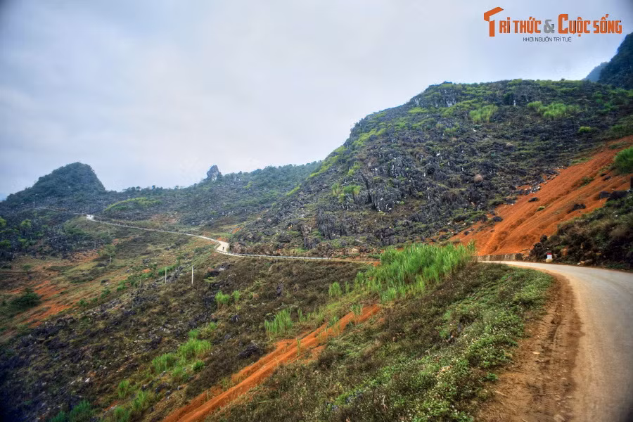 Từ thị trấn Yên Minh đi thêm vài cây số, cao nguyên đá Đồng Văn lộ diện ở địa phận xã Vần Chải, huyện Đồng Văn với những mỏm núi lởm chởm đá tai mèo.