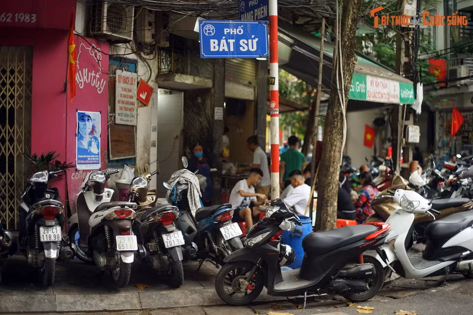 Một số hình ảnh khác về phố Bát Sứ.
