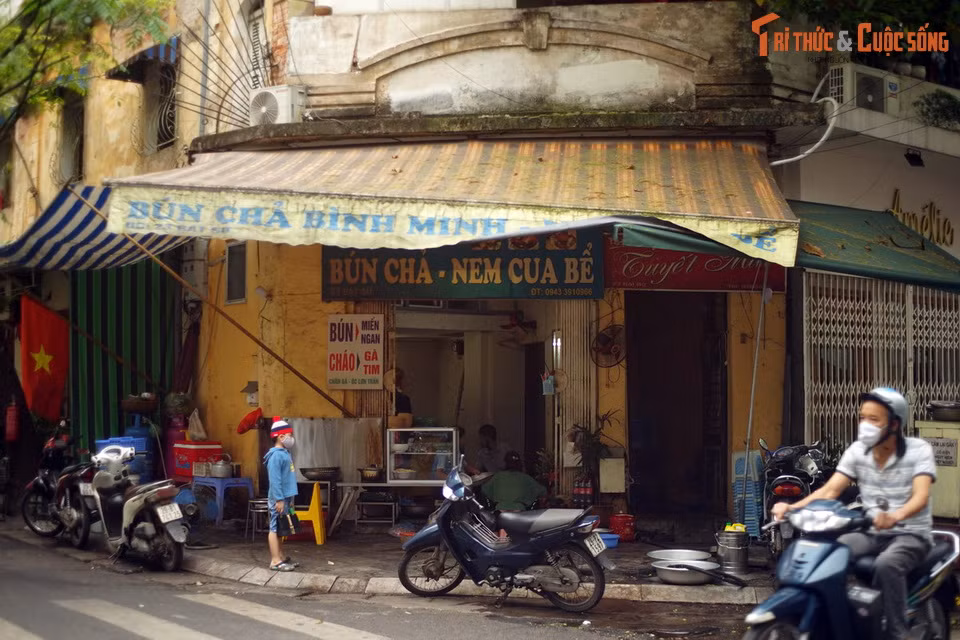 Các cửa hàng bán đồ sứ xếp đặt cũng giống như những cửa hàng khác ở các phố buôn bán chung quanh, với cánh cửa lùa hạ xuống kê trên bậu cửa làm sạp bày hàng, trên xếp từng chồng bát đĩa, bày ấm chén làm mẫu.