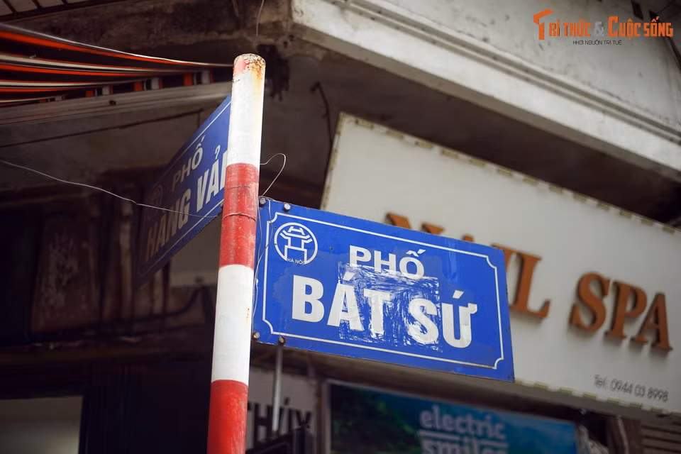 Sau ngày Giải phóng Thủ đô 10/10/1954, tên gọi Hàng Bát Sứ đổi thành Bát Sứ và được sử dụng đến nay. Nguồn gốc tên gọi này xuất phát từ việc, phố Bát Sứ trước đây chuyên bán các thứ bát đĩa, ấm chén bằng sứ.