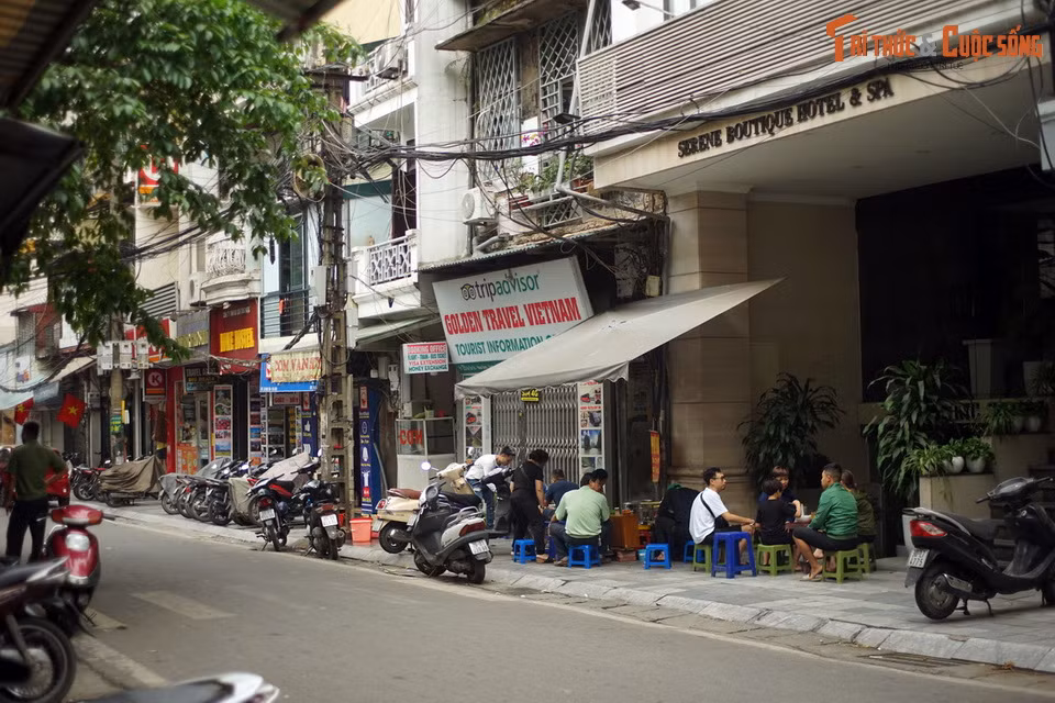 Ngày nay trên phố Bát Sứ không còn dấu vết gì của mặt hàng liên quan đến tên phố. Phố cũng không chuyên doanh một mặt hàng nào như nhiều phố lân cận. Trên phố có nhiều khách sạn, văn phòng du lịch, cửa hàng tiện lợi, quán ăn.