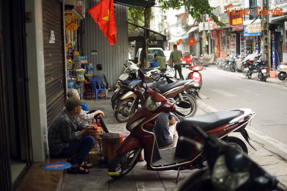 Cái tên phố Bát Ngô còn được lưu lại trong ca dao cũ về khu phố cổ Hà Nội: “Bát Ngô, Hàng Sắt xem qua / Hàng Vải, Hàng Thiếc lại ra Hàng Hòm”.