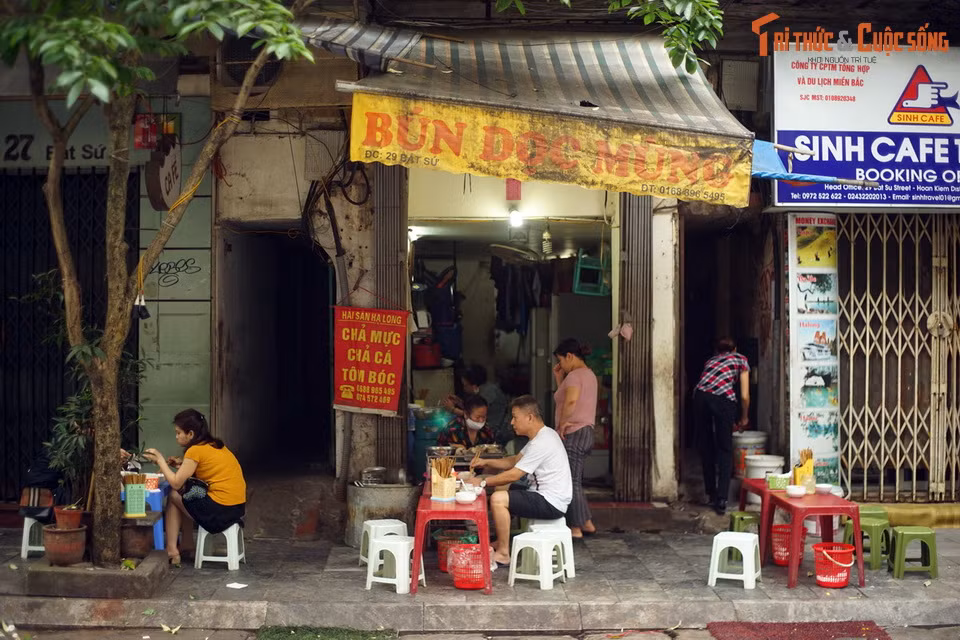 Hàng còn xếp ở dưới đất trong gian ngoài, người bán hàng ngôi trên bục, bục này thường xây bằng gạch, bên trong bục cũng chứa hàng. Cạnh bục là chiếc hòm gỗ to đựng tiền đồng tiền kẽm.