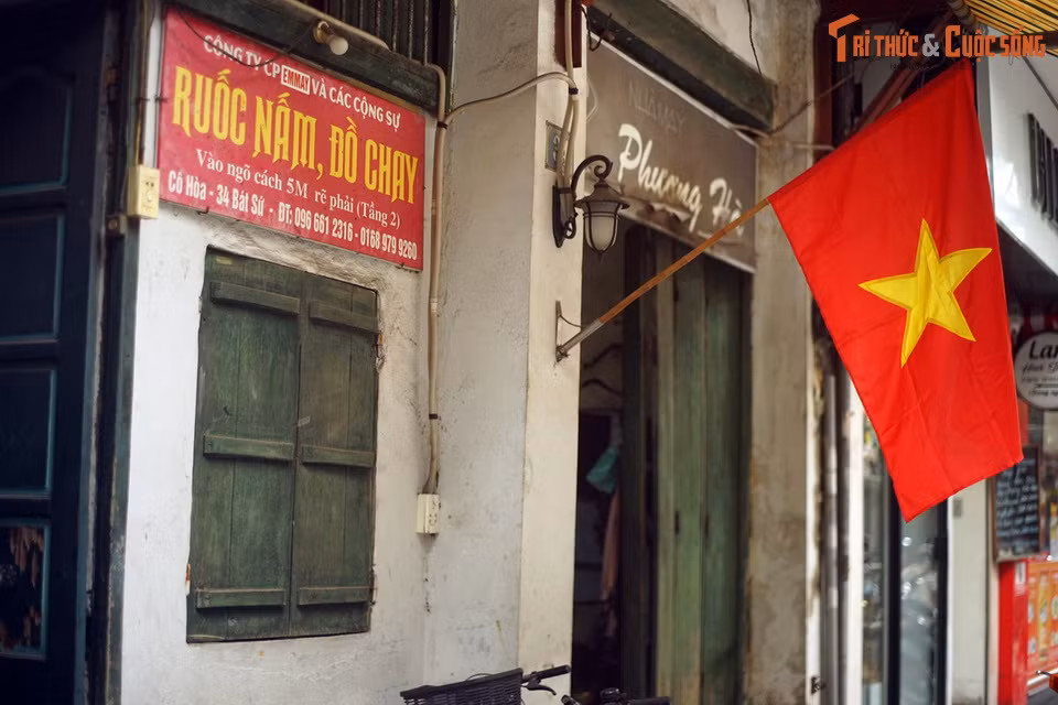 Số nhà 32 phố Bát Sứ có lịch sử khá đặc biệt. Đây nguyên là nhà của học giả Nguyễn Văn Tố - Trưởng ban Thường trực Quốc hội đầu tiên của nước Việt Nam Dân chủ Cộng hòa.