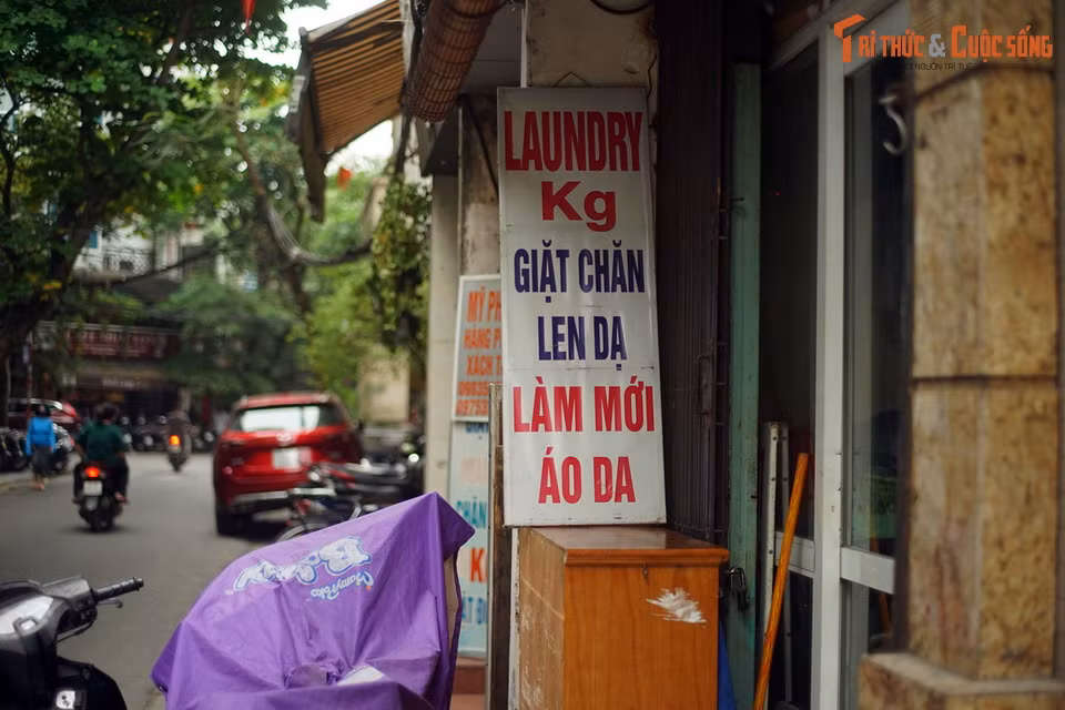 Về sau một số gia đình gốc người phố Bát Sứ vì buôn bán sa sút đã bán nhà cho người khác, chuyển ra ở những khu dân cư mới. Những nhà nào còn giữ nghề buôn bán đĩa thì một số vào trong chợ Đồng Xuân đặt sạp bán hàng.
