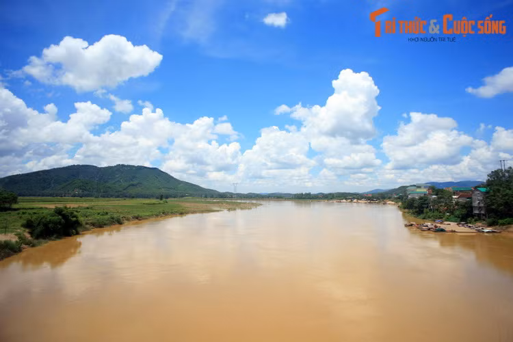  5. Sông Lam. Là một trong hai con sông lớn nhất ở Bắc Trung Bộ, sông Lam chảy qua địa phận hai tỉnh Nghệ An và Hà Tĩnh trên chiều dài 361 km. Đây là dòng sông gắn liền với lịch sử và văn hóa, cũng như cốt cách, khí phách, tâm hồn của con người xứ Nghệ.