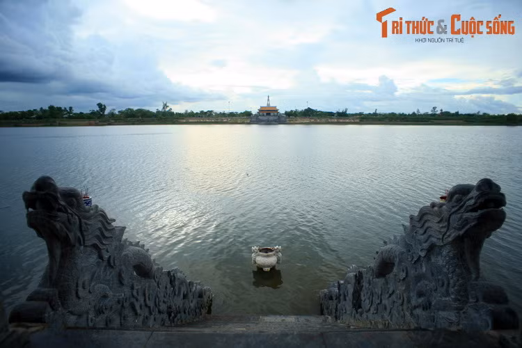  6. Sông Thạch Hãn. Sông Thạch Hãn bắt nguồn từ dãy núi Trường Sơn, chảy qua thị xã Quảng Trị và đổ ra Biển Đông trên chiều dài 155 km. Dòng sông này gắn với trang sử bi hùng của trận Thành cổ Quảng Trị 1972, một trong những trận đánh ác liệt nhất thời kháng chiến chống Mỹ.