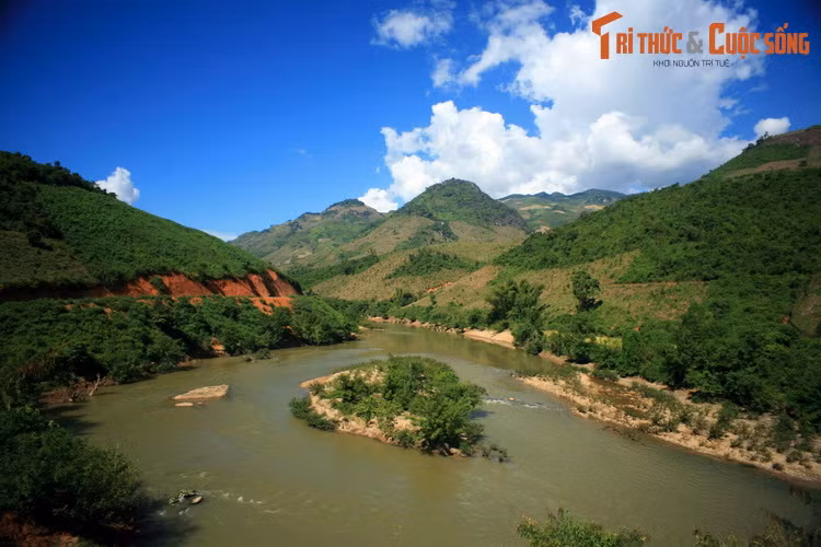  2. Sông Mã. Chảy qua hai tỉnh Sơn La và Thanh Hóa với chiều dài 410 km, sông Mã một trong những dòng sông lớn và có vị trí quan trọng trong tiến trình lịch sử văn hóa của Việt Nam. Phù sa sông Mã đã tạo nên đồng bằng Thanh Hóa, đồng bằng lớn thứ ba ở Việt Nam.