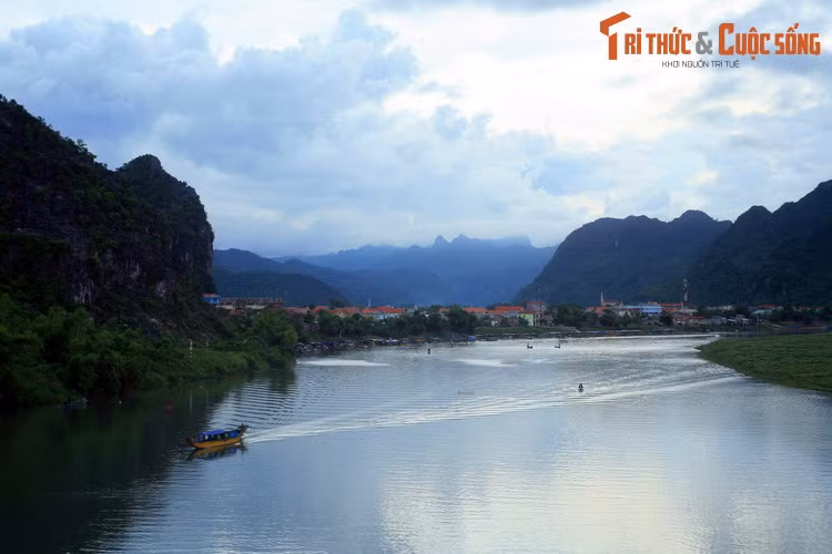 7. Sông Son. Chảy qua những dãy núi đá vôi trùng điệp ở Di sản thiên nhiên thế giới Phong Nha – Kẻ Bàng, sông Son là một trong các dòng sông có cảnh quan ngoạn mục bậc nhất Việt Nam. Sông có dòng chảy ngầm gắn với động Phong Nha, một trong những hang động nước dài nhất thế giới.
