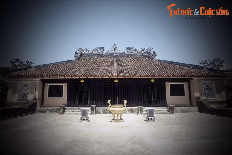 Cũng trong thời gian này, đêm nào chùa Thập Tháp cũng có một con cọp trắng – dân gian gọi là ông Bạch Hổ - đến ngồi trước chánh điện nghe kinh khiến ai cũng sợ hãi.