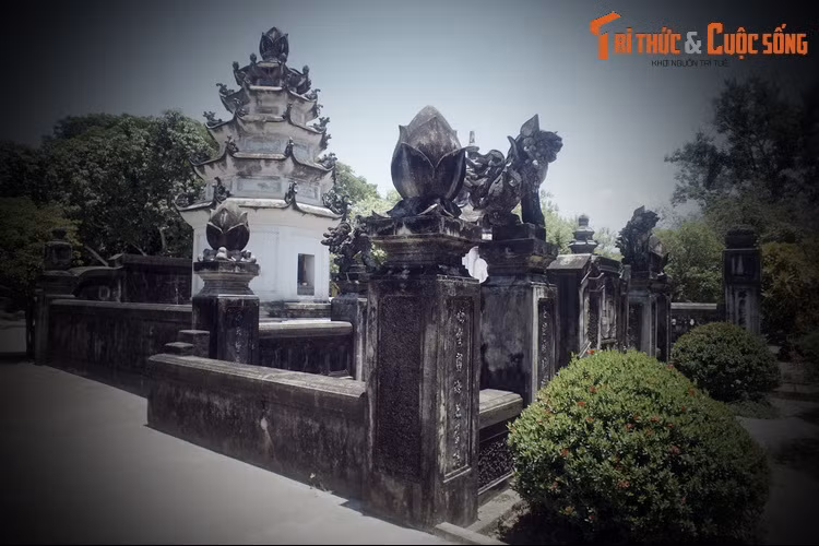 Ngày nay, trong vườn tháp của chùa Thập Tháp có một tòa tháp trắng tinh mà mọi người quen gọi là Tháp Trắng. Đó chính là nơi an nghỉ của hòa thượng Liễu Triệt, nhân vật chính của câu chuyện vừa được kể ở trên.