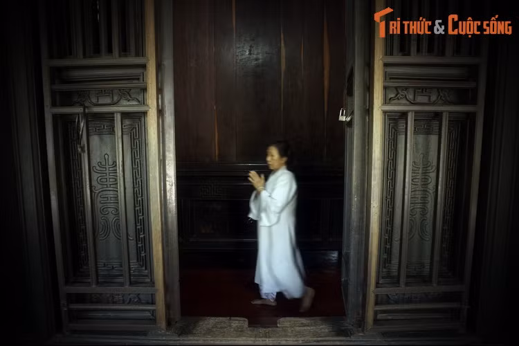 Từ đó, xuất hiện lời đồn đoán trong vùng rằng trong thời gian làm trụ trì chùa Thiên Mụ, hòa thượng Liễu Triệt thường được chúa Nguyễn Phúc Khoát mời vào cung và đã có tơ tình với một phi tần.