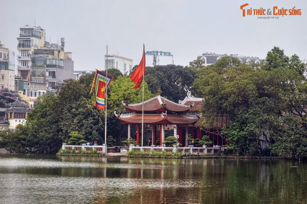 1. Thành phố Hà Nội. Với vị thế thủ đô, Hà Nội được nhiều du khách quốc tế chọn làm điểm đến đầu tiên trong hành trình du lịch Việt Nam. Sự hấp dẫn của thành phố có tuổi đời hơn 1.000 năm này là vô số di tích lịch sử và danh lam thắng cảnh từ nội đô cho đến các huyện ngoại thành.