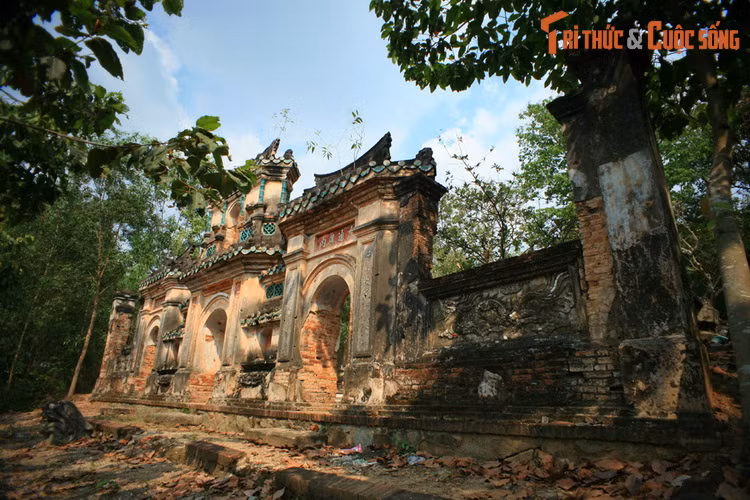2. Trên ngọn đồi thấp thuộc phường Hiệp Thành của TP Thủ Dầu Một có một khu lăng mộ cổ quy mô lớn, được gọi là mộ ông Lân. Khu lăng mộ nằm trên phần đất thuộc quyền quản lý của dòng họ Trần – dòng họ có truyền thống lâu đời ở Thủ Dầu Một.