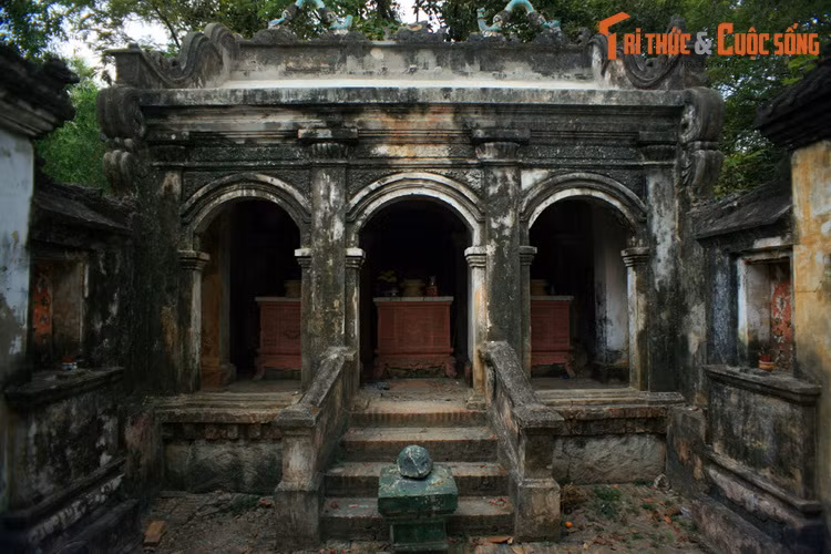 Sau khu mộ là khu nhà thờ quy mô khá bề thế. Sau những thăng trầm của thời cuộc, sự hoang phế đã bao trùm lên toàn bộ khu mộ ông Lân. Nhưng chính điều này lại đem đến cho khu lăng mộ trăm tuổi một vẻ đẹp nhuốm màu mời gian, thu hút nhiều du khách đến khám phá.