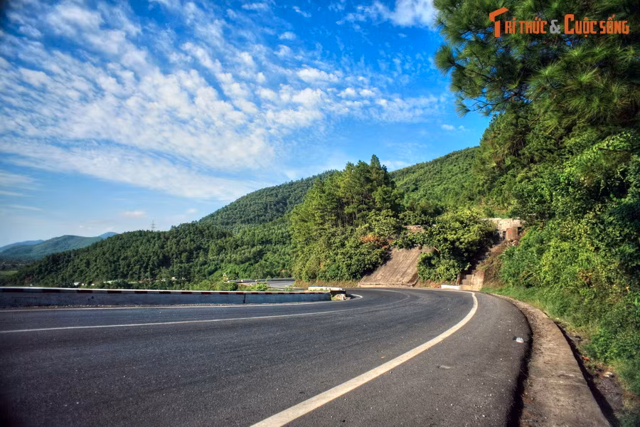 Đèo Phú Gia nằm ở địa phận xã Lộc Hải, huyện Phú Lộc, cách thành phố Huế 60 km, là tuyến đường đèo thứ hai trên hành trình Huế - Đà Nẵng. Con đèo này từng ghi dấu những trận đánh ác liệt thời kháng chiến chống Mỹ.