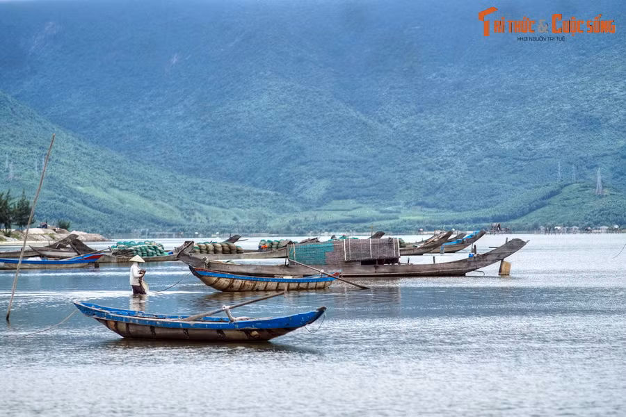 Đi hết đèo Phú Gia, đầm Lập An lộ diện với đầy vẻ trữ tình. Đầm nước này rộng 800 ha, tiếp giáp với vịnh Lăng Cô, xung quanh được bao bọc bởi dãy núi Bạch Mã hùng vĩ. Không chỉ đẹp, đầm Lập An còn là một vựa hải sản nổi tiếng miền Trung.