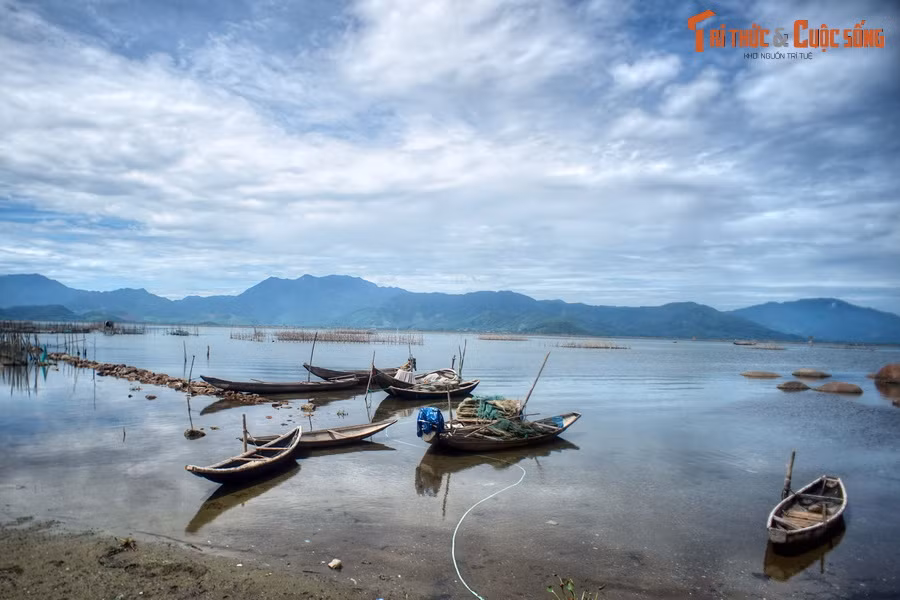 Trong khoảng 30 km đầu tiên của hành trình, cảnh quan hai bên đường chủ yếu là các khu dân cư và đồng ruộng. Đến xã Lộc Điền, huyện Phú Lộc, một cảnh tượng hấp dẫn xuất hiện bên Quốc lộ 1, đó là đầm Cầu Hai rộng thênh thang với nhiều thuyền bè và khu vực nuôi thủy sản.