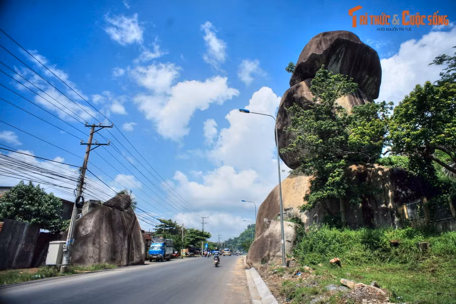 Đi thêm 10 km trên Quốc lộ 20, đến thị trấn Định Quán, một cảnh tượng độc đáo xuất hiện: Những khối đã to như tòa nhà nằm chồng lên nhau. Đây là một phần của danh thắng Đá Chồng Định Quán, một địa điểm tham quan rất nổi tiếng ở tỉnh Đồng Nai.