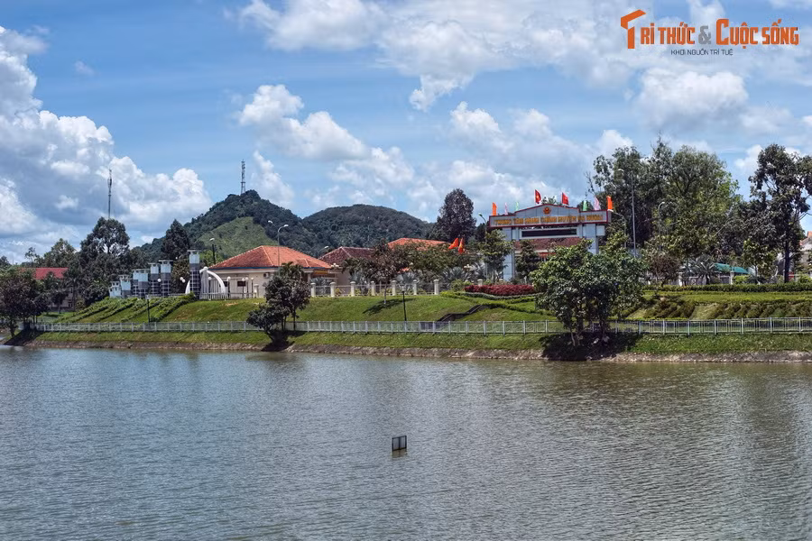 Nằm gần ranh giới với Đồng Nai, thị trấn Ma Đa Gui (huyện lỵ của Đạ Hoai, Lâm Đồng) là điểm chính giữa của hành trình TP HCM - Đà Lạt. Tại đây, du khách có thể dừng nghỉ bên bờ hồ Ma Đa Gui, một hồ nước có cảnh quan đẹp với khí hậu cao nguyên mát mẻ.