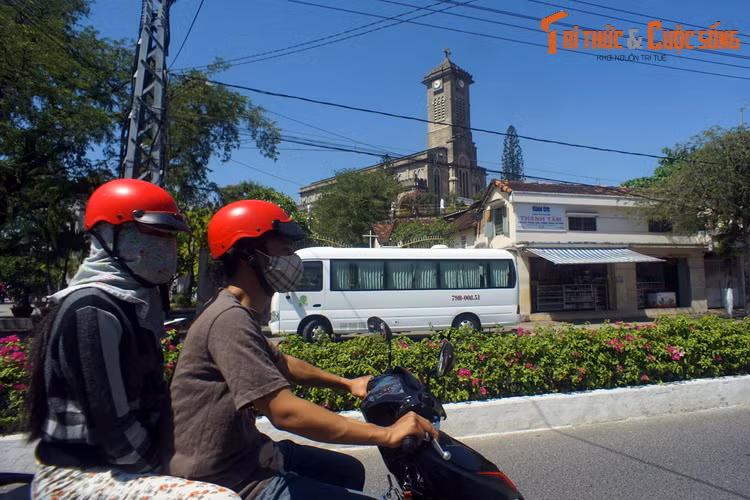 Nha Trang và Đà Lạt là hai thành phố du lịch "đầu bảng" của khu vực miền Trung - Tây Nguyên. Do khoảng khách khá gần, đi bằng xe máy từ Nha Trang lên Đà Lạt là lựa chọn của nhiều du khách muốn khám phá cả hai thành phố này.