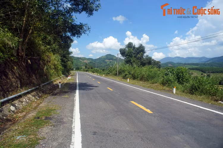 Từ huyện Diên Khánh đi sang huyện Vĩnh Khánh - huyện miền núi cực Tây của tỉnh Khánh Hòa, bức tranh phong cảnh thay đổi nhanh chóng khi đồng bằng nhường chỗ cho núi đồi. Sự hiện diện của con người cũng trở nên ngày càng thưa thớt.