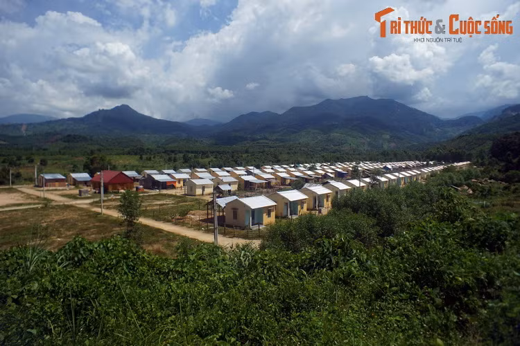Giữa khung cảnh hoang vu, một khu dân cư với những ngôi nhà được xây khang trang, thẳng hàng lối như ô bàn cờ hiện ra. Đó là khu tái định cư dành cho đồng bào dân tộc thiểu số ở xã Sơn Thái, huyện Khánh Vĩnh.