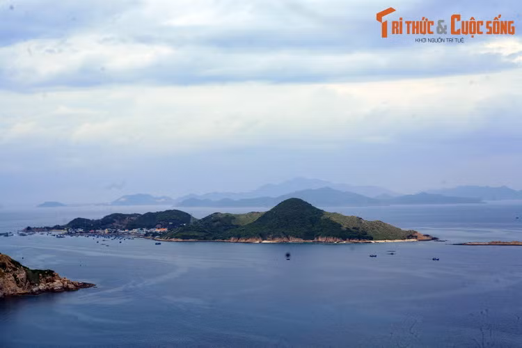 Đảo Bình Hưng (thuộc địa phận Cam Ranh, Khánh Hòa) là hòn đảo nổi bật nhất khi quan sát từ đường DT702.