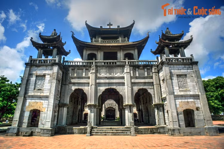 3. Nhà thờ chính tòa Phát Diệm hay nhà thờ đá Phát Diệm nằm ở thị trấn Phát Diệm, tỉnh Ninh Bình, được coi là nhà thờ cổ có quy mô lớn, đẹp và độc đáo bậc nhất Việt Nam. Công trình được xây dựng từ năm 1875-1898 với vật liệu là đá và gỗ, gồm một nhà thờ lớn, năm nhà thờ nhỏ trên khuôn viên rộng tới 22 ha.