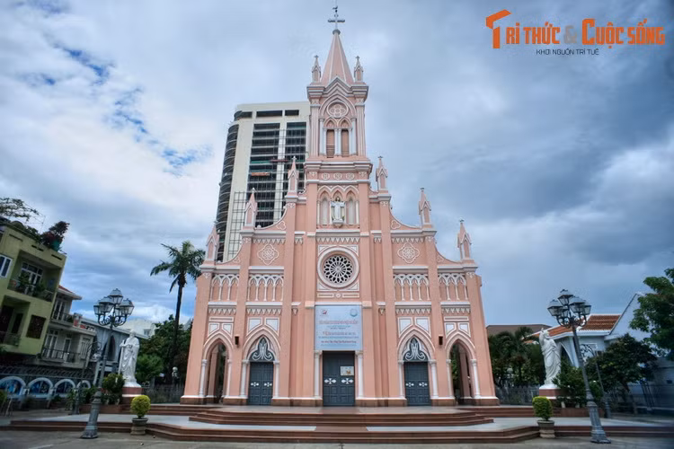 5. Nhà thờ chính tòa Đà Nẵng, còn gọi là nhà thờ Con Gà Đà Nẵng nằm ở quận Hải Châu, thành phố Đà Nẵng, là một trong những công trình kiến trúc cổ tiêu biểu của thành phố lớn nhất miền Trung. Nhà thờ được xây vào năm 1923-1924 theo phong cách kiến trúc Gothic.