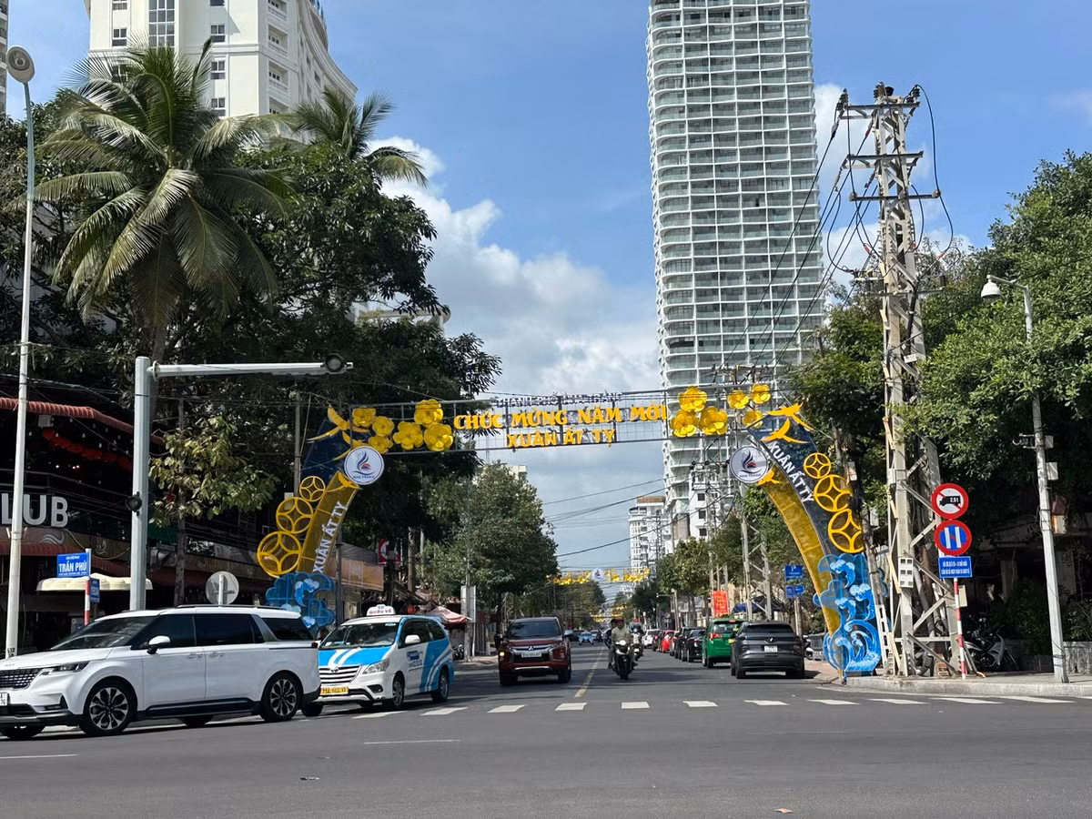 Đường ven biển Nha Trang ngày đầu xuân.
