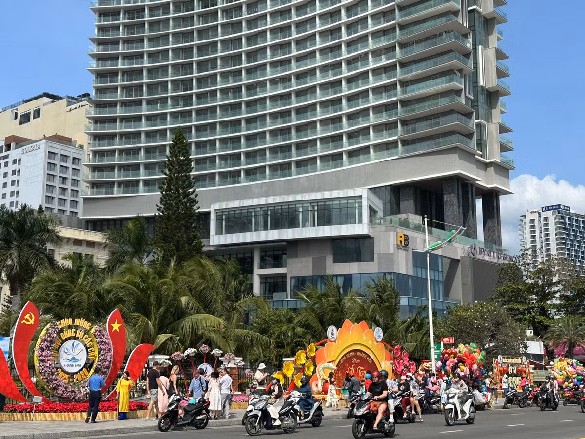 Xuân về, phố biển Nha Trang khoác màu áo mới rực rỡ.