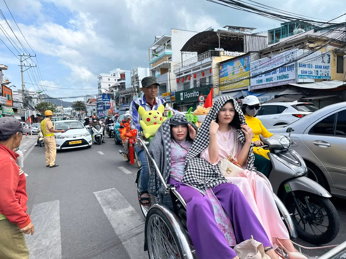 Du khách thích thú du xuân Nha Trang bằng xích lô.